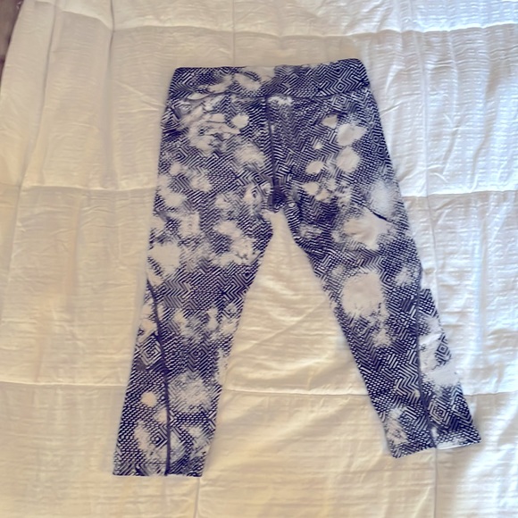 Northface Sz M athletic workout capris with interior drawstring - Picture 2 of 4